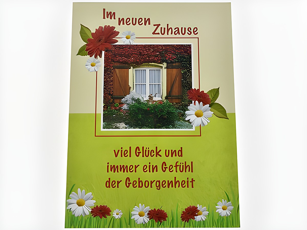 Eine liebevoll gestaltete Grußkarte mit dem Titel "Im neuen Zuhause". Im Hintergrund ist ein Fenster mit Efeu und bunten Blumen. Unter dem Fenster steht der Text "viel Glück und immer ein Gefühl der Geborgenheit".