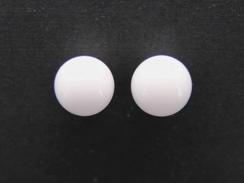 Silber Ohrringe mit Achat in weiß, kugelrund, Durchmesser 6,5 mm, gefertigt von Juwelier Harnisch, elegant und zeitlos, ideal für jeden Anlass.