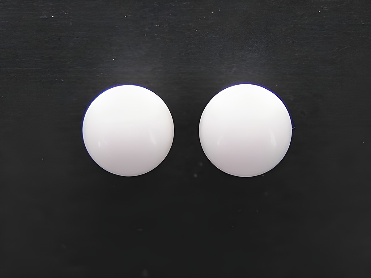 Silber Ohrringe mit Achat in weiß, kugelrund, Durchmesser 6,5 mm, gefertigt von Juwelier Harnisch, elegant und zeitlos, ideal für jeden Anlass.