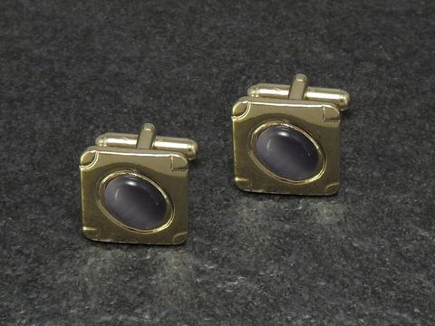 Manschettenknöpfe in Lila mit einem goldfarbenen Design, 16,3 mm, Hersteller Juwelier Harnisch, elegantes Accessoire für besondere Anlässe, hochwertiges Material und ansprechende Optik.