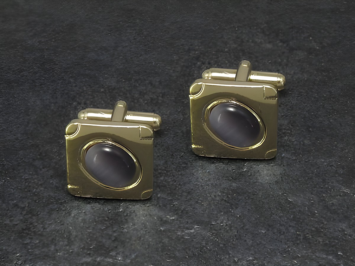 Manschettenknöpfe in Lila mit einem goldfarbenen Design, 16,3 mm, Hersteller Juwelier Harnisch, elegantes Accessoire für besondere Anlässe, hochwertiges Material und ansprechende Optik.