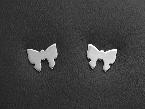 Edelstahl Ohrringe in Form süßer Schmetterlinge als Ohrstecker, hergestellt von Juwelier Harnisch, schlichte und elegante Designs für jeden Anlass.