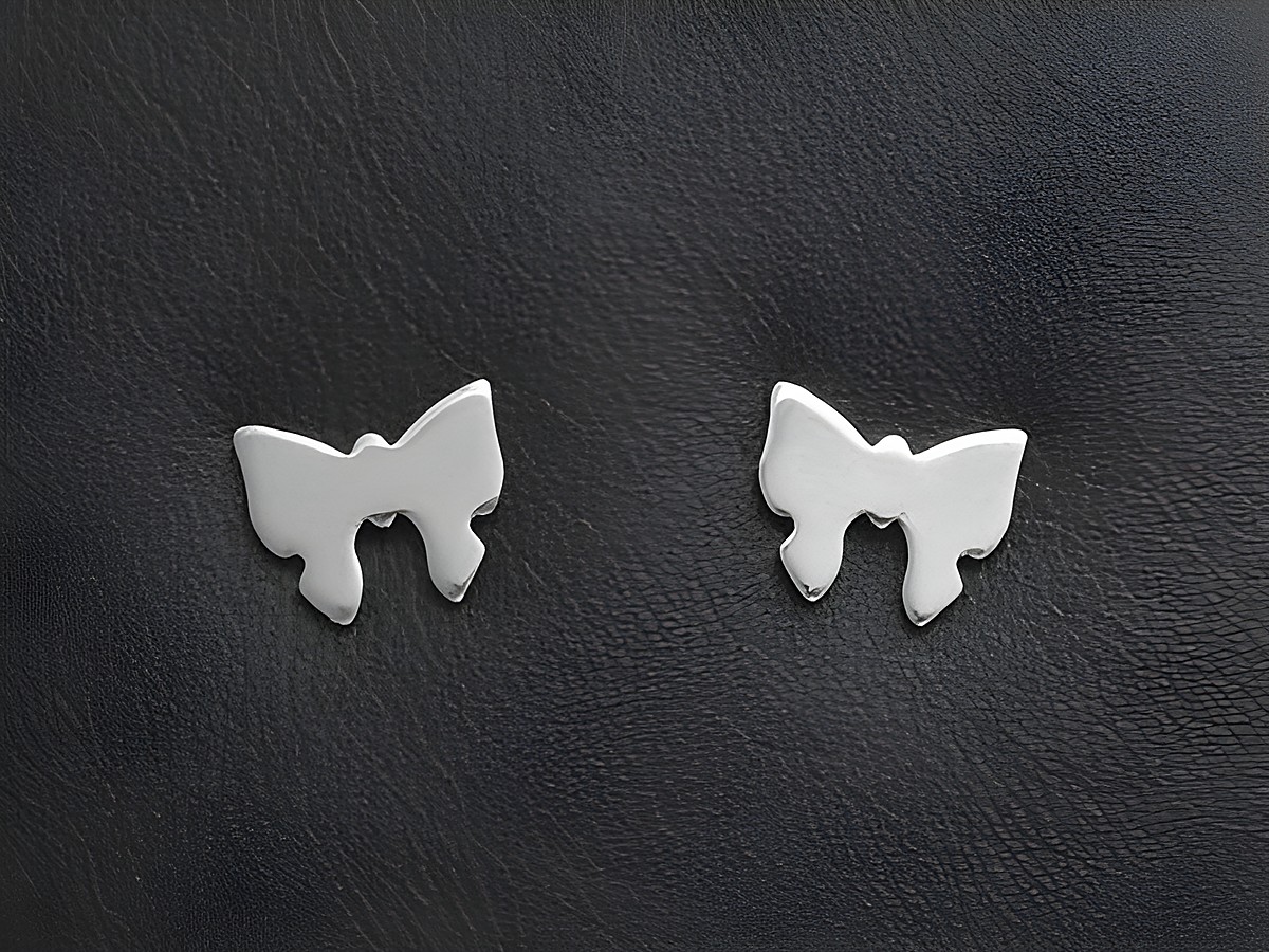 Edelstahl Ohrringe in Form süßer Schmetterlinge als Ohrstecker, hergestellt von Juwelier Harnisch, schlichte und elegante Designs für jeden Anlass.