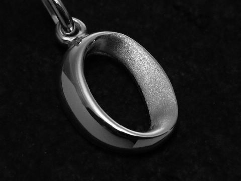 35905-0 Teilmattierter Anhänger in Form des Buchstabens O aus Sterling Silber, hergestellt vom Juwelier Harnisch, ideal für ein persönliches Schmuckstück.