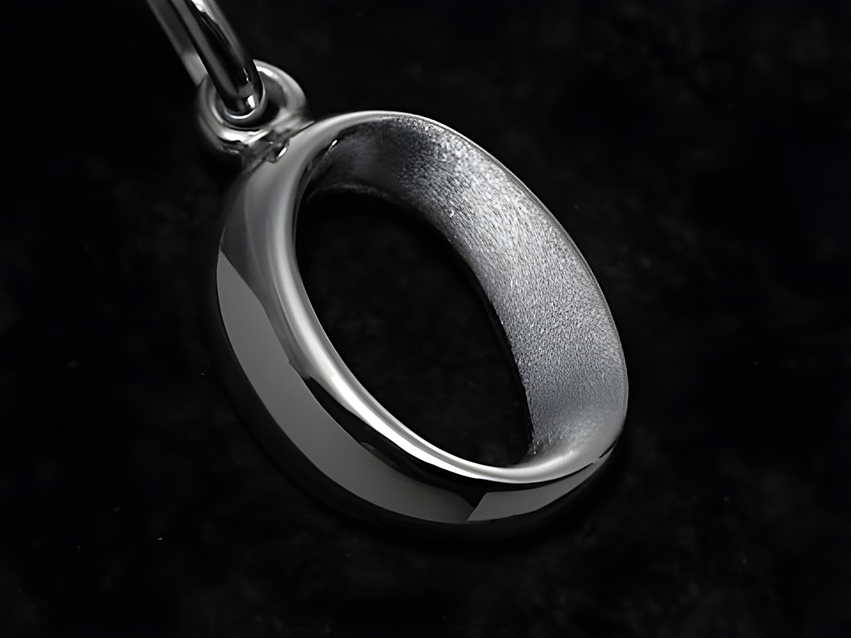 Teilmattierter Anhänger in Form des Buchstabens O aus Sterling Silber, hergestellt vom Juwelier Harnisch, ideal für ein persönliches Schmuckstück.