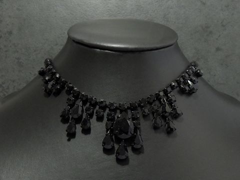 Strass Kette sexy schwarz 45 cm schwarz, Hersteller Juwelier Harnisch, Fassung schwarz, elegant auf einem Halsdisplay präsentiert.