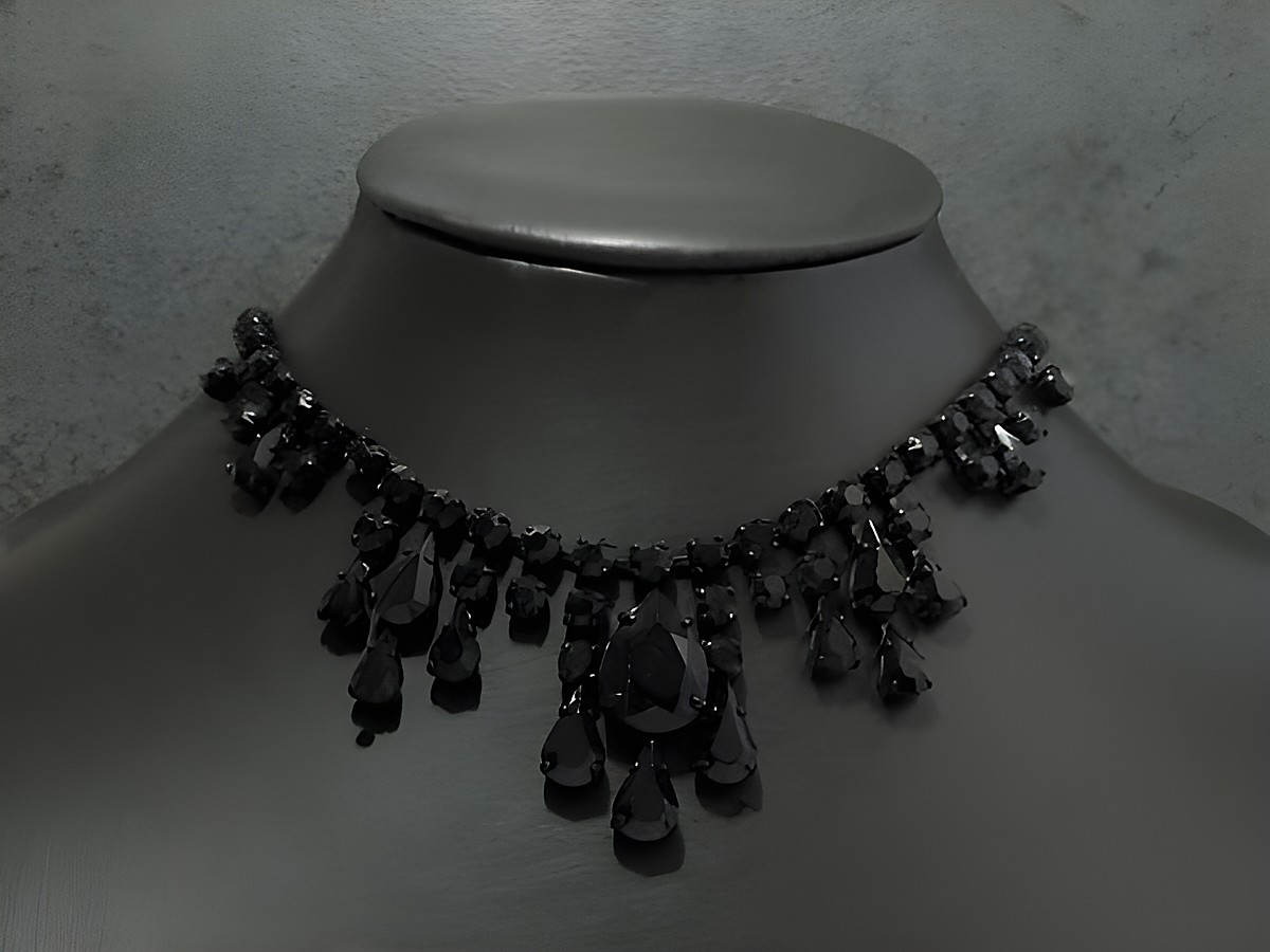 Strass Kette sexy schwarz 45 cm schwarz, Hersteller Juwelier Harnisch, Fassung schwarz, elegant auf einem Halsdisplay präsentiert.
