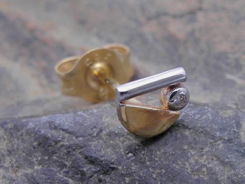 Halbkreis Ohrstecker unisex aus Gold 585 bicolor, filigran gestaltet, mit einem Diamanten, Hersteller Juwelier Harnisch, erhältlich als Einzelohrring.