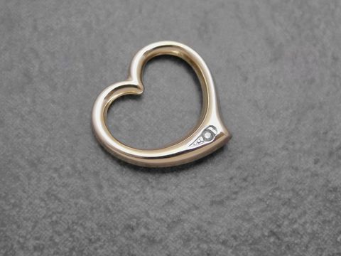 Goldener Herz-Anhänger mit durchlaufendem Design und Diamant, hergestellt von Juwelier Harnisch, ideal für besondere Anlässe.