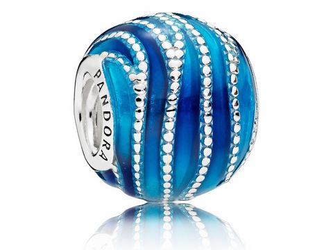 79216560-0 Blaue Wirbel Charm von Pandora aus Silber mit Emaille, präsentiert in verschiedenen Blautönen und verziert mit gleichmäßigen, silbernen Punkten, glänzend und stilvoll.