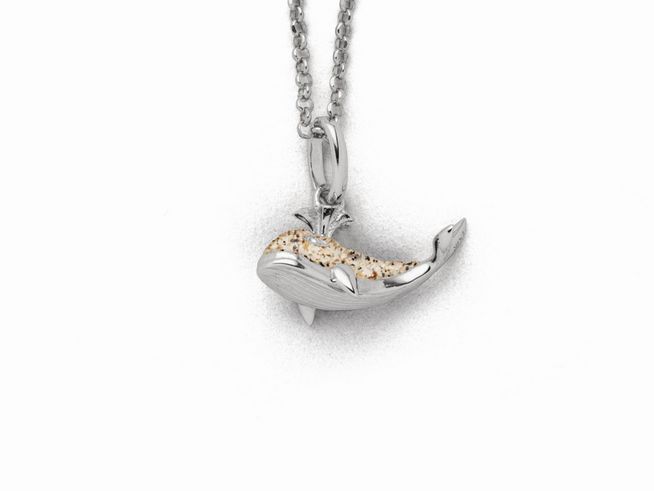 Sterling Silber Kette mit Walfisch-Anhänger, dekoriert mit Strandsand, Länge 42 cm, elegantes und maritimes Design von DUR Schmuck.