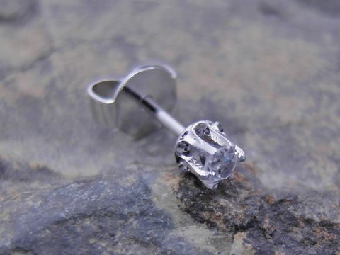 47099-0 Ein unisex Ohrstecker aus 585 Weißgold mit einem einzigartigen Zirkonia-Stein, hergestellt von Juwelier Harnisch, Einzelstück, ideal für jeden Anlass.