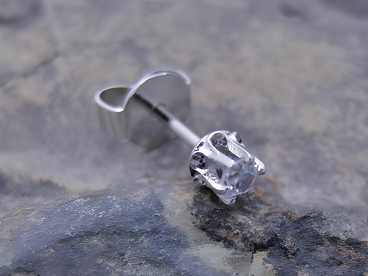 Ein unisex Ohrstecker aus 585 Weißgold mit einem einzigartigen Zirkonia-Stein, hergestellt von Juwelier Harnisch, Einzelstück, ideal für jeden Anlass.