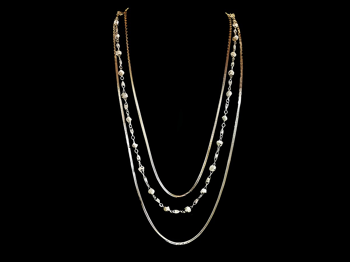 Dreireihige lange Kette in vergoldetem Design mit Knoten und unterschiedlichen Gliedertypen, 87 cm lang, Hersteller Juwelier Harnisch, ideal für eleganten Schmuckliebhaber.