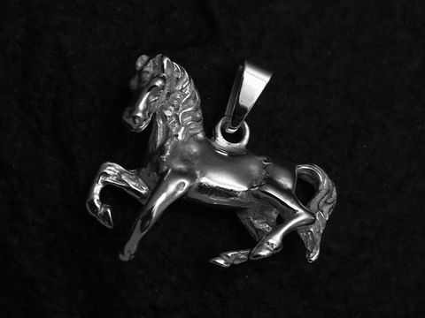 Anhänger in Form eines Pferdchens aus 925 Sterling Silber, plastisch gestaltet, von Juwelier Harnisch, geeignet als Schmuckstück für Tierliebhaber.