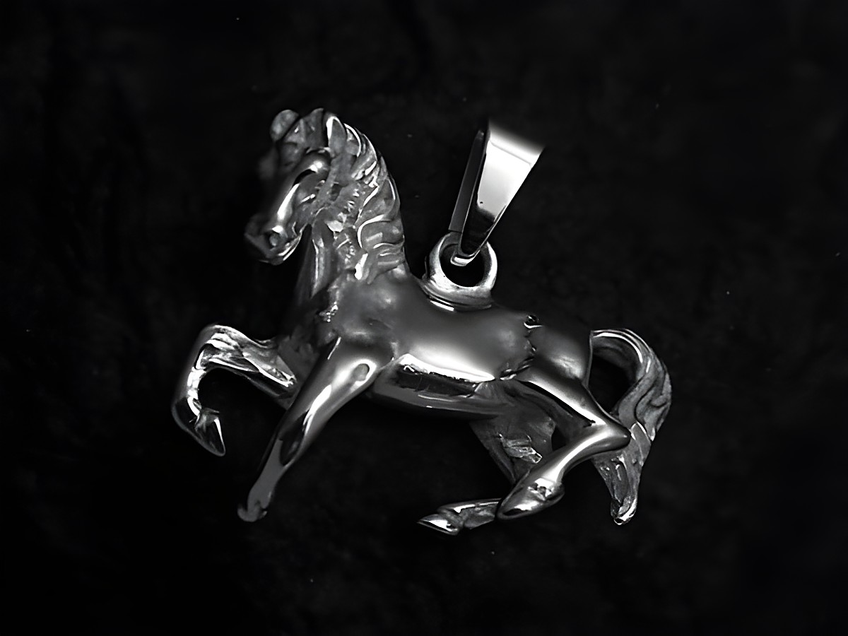 Anhänger in Form eines Pferdchens aus 925 Sterling Silber, plastisch gestaltet, von Juwelier Harnisch, geeignet als Schmuckstück für Tierliebhaber.