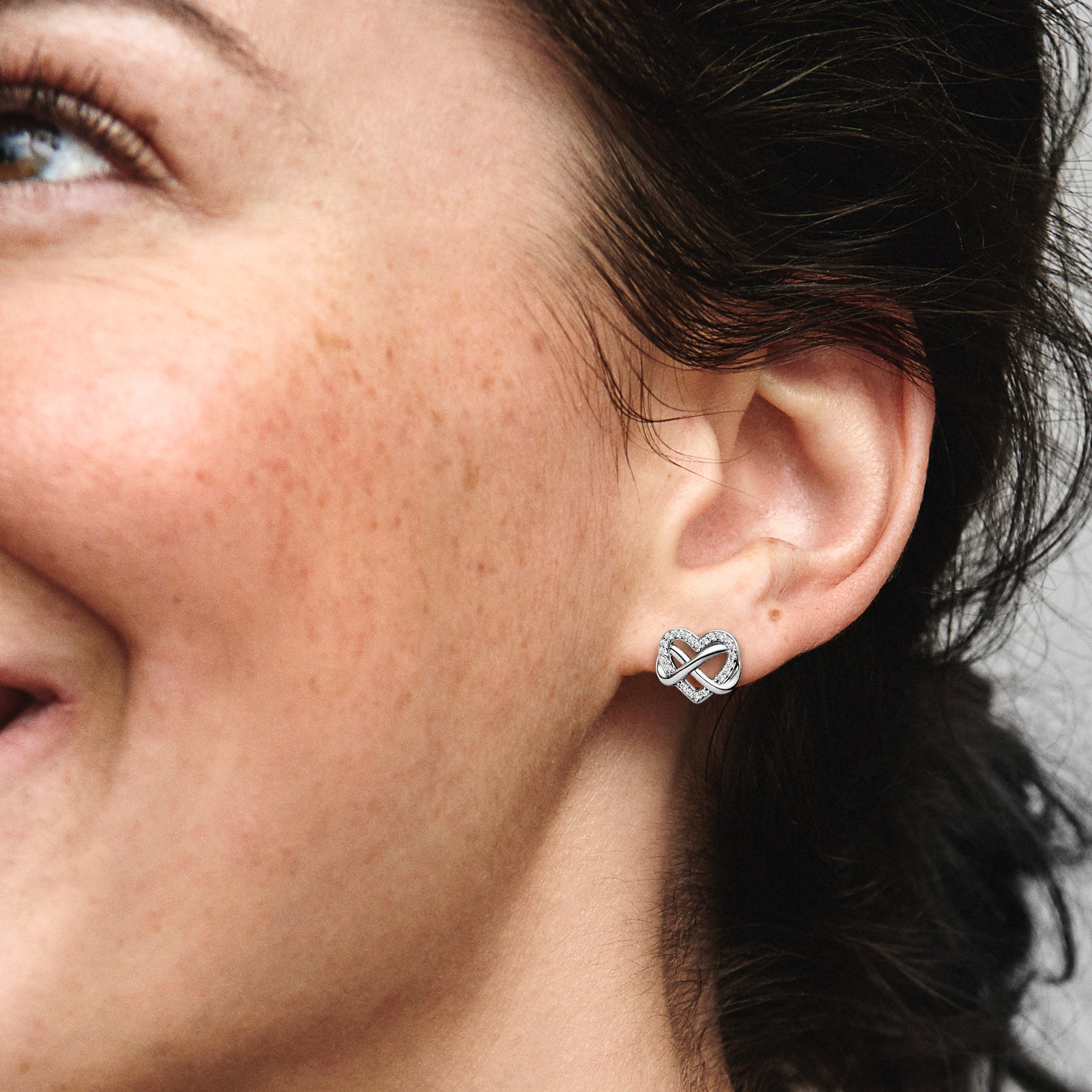 Pandora Funkelnde Unendlichkeits-Herz Ohrstecker - Sterling Silber – Ansicht 3
