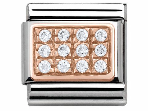 Die Nomination Classic Roségold 430301 01 zeigt ein elegantes Schmuckelement mit weißen Steinen, das in einem glänzenden Design mit Roségold und Edelstahl kombiniert ist.
