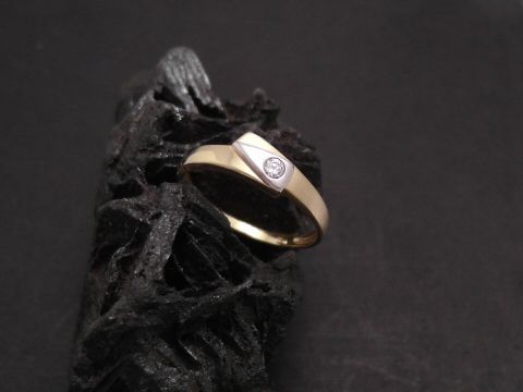 Gold Ring in abstrakter Form, Gold 375 mit Zirkonia, Größe 56, Hersteller Juwelier Harnisch, bis Gr. 56/18. Elegantes Design auf schwarzem Hintergrund.