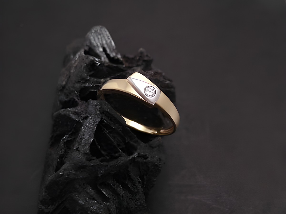 Gold Ring in abstrakter Form, Gold 375 mit Zirkonia, Größe 56, Hersteller Juwelier Harnisch, bis Gr. 56/18. Elegantes Design auf schwarzem Hintergrund.