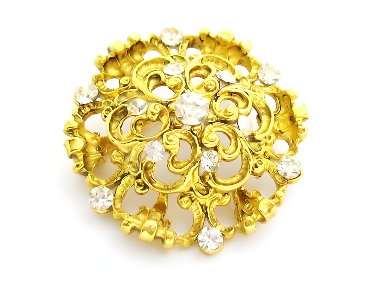 Brosche im Sexy City Look in Gold mit weißen Strasssteinen, Hersteller Juwelier Harnisch, filigranes Design, runde Form, luxuriöse Akzente für jeden Anlass.