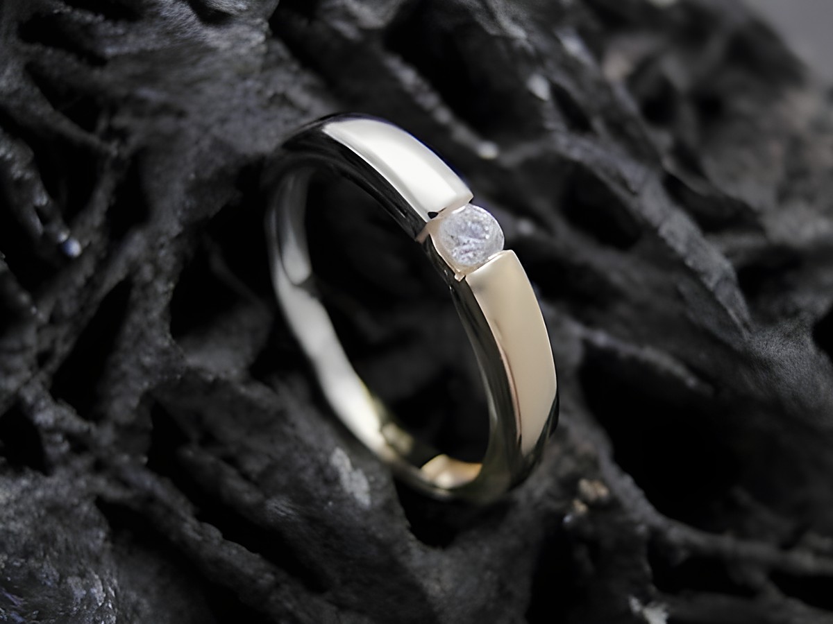 Ring in Bicolor-Design aus Gold 333 mit Zirkonia, Größe 58, Hersteller Juwelier Harnisch, ideal bis Größe 56. Elegante und romantische Schmuckstück für besondere Anlässe.