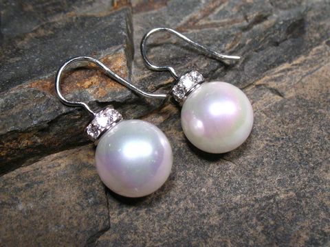 32497-0 Muschelkern Perlen Ohrringe mit 18 Zirkonia in filigraner Verarbeitung vom Hersteller Juwelier Harnisch, elegant schimmernde Perlen auf gehämmertem Silber mit klassischem Design.