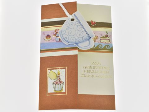 Eine freundliche Geburtstagskarte mit einem Kuchenmotiv und verziert mit Törtchen, hergestellt von Juwelier Harnisch, ideal um Glückwünsche zum Geburtstag zu übermitteln.