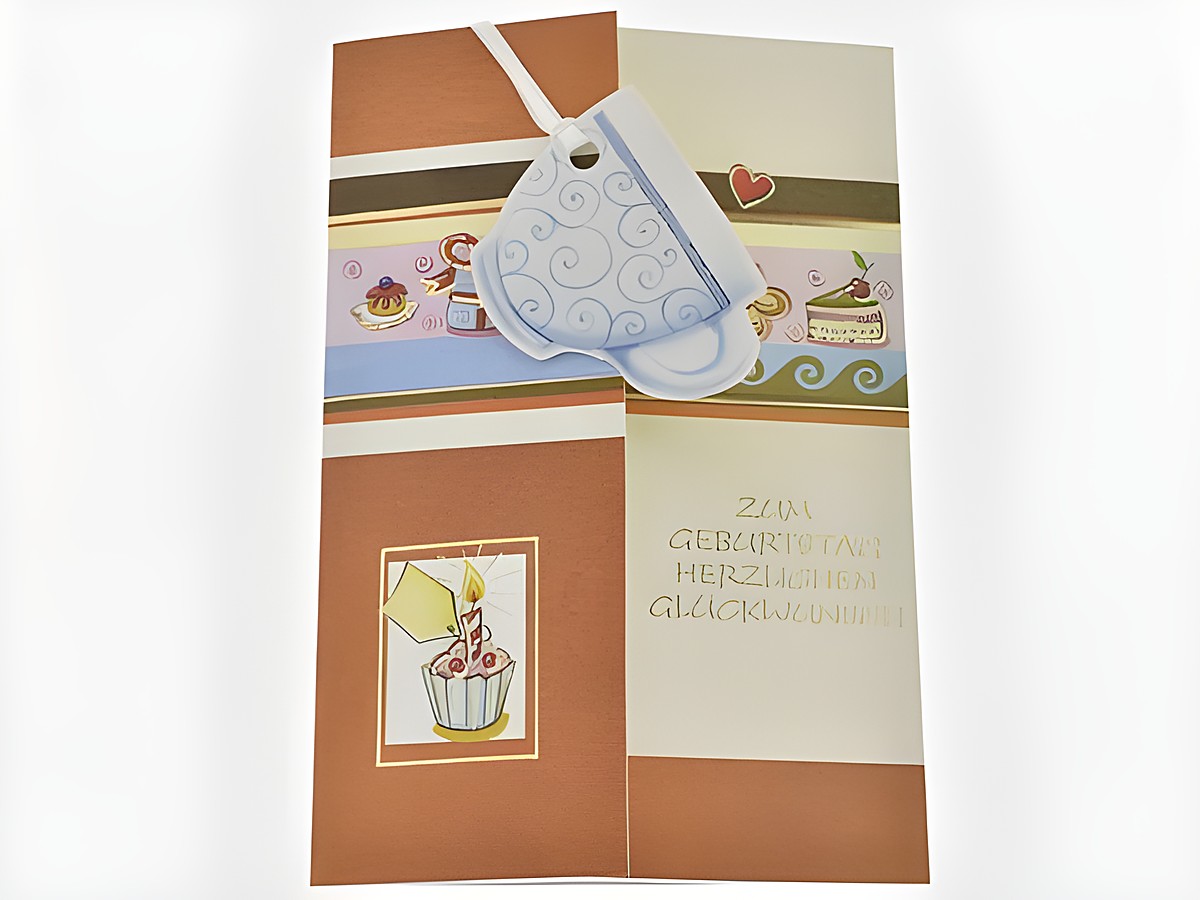 Eine freundliche Geburtstagskarte mit einem Kuchenmotiv und verziert mit Törtchen, hergestellt von Juwelier Harnisch, ideal um Glückwünsche zum Geburtstag zu übermitteln.