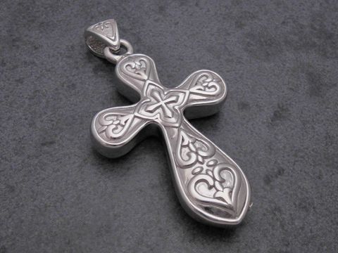 Kreuz Anhänger aus rhodiniertem Sterling Silber, Designerstück vom Juwelier Harnisch, verziert mit filigranen Mustern und kunstvoller Gestaltung.