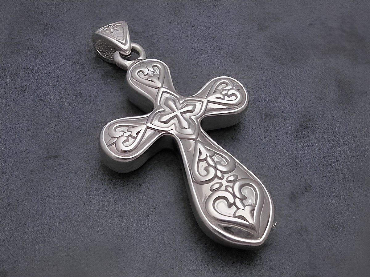 Kreuz Anhänger aus rhodiniertem Sterling Silber, Designerstück vom Juwelier Harnisch, verziert mit filigranen Mustern und kunstvoller Gestaltung.