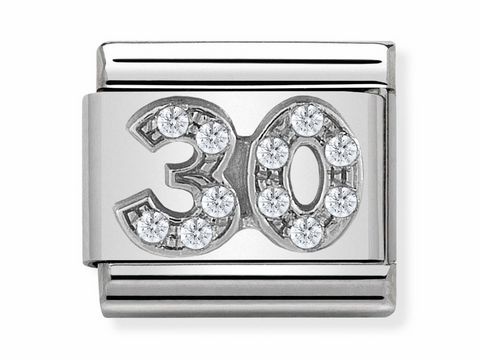Zahl 30 in Silber mit funkelnden Glitzersteinen, umrahmt von einem schlichten, glänzenden Metallrahmen, hergestellt von Nomination, Teil der SilverShine Classic Kollektion.