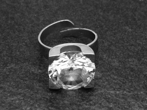 Silberring rho OPULENT in verstellbarer Größe mit Bergkristall, rhodiniert, hergestellt von Juwelier Harnisch, elegant und zeitlos.
