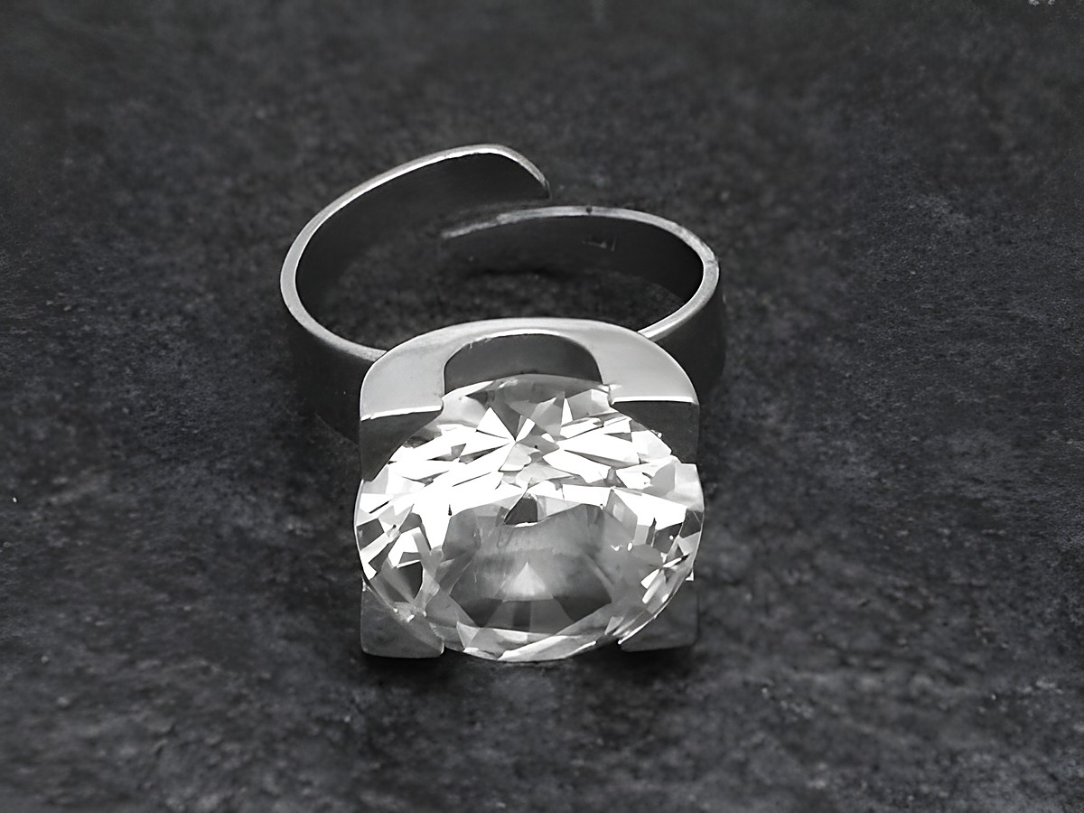 Silberring rho OPULENT in verstellbarer Größe mit Bergkristall, rhodiniert, hergestellt von Juwelier Harnisch, elegant und zeitlos.