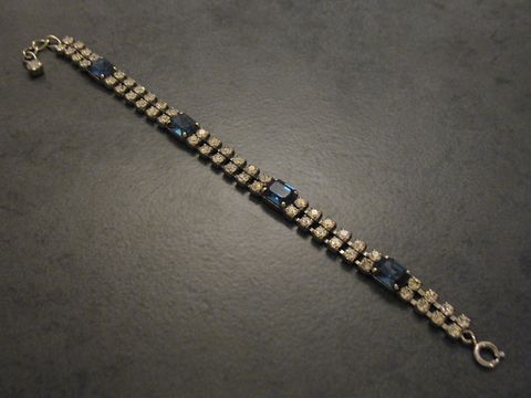 Dunkelblaues Strass Armband von Juwelier Harnisch, elegant und silberfarben, mit einer Länge von 18,5 bis 21 cm, verziert mit funkelnden Strasssteinen und einem praktischen Verschluss.