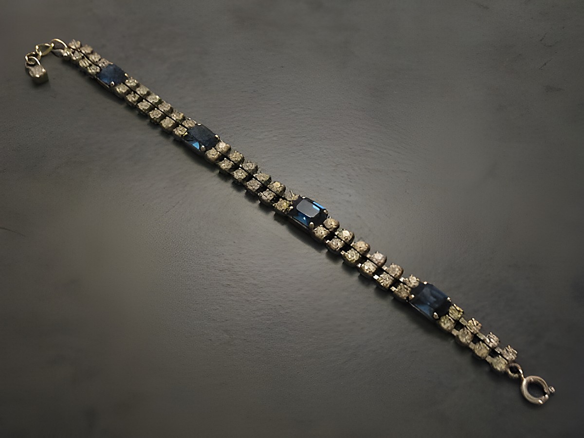 Dunkelblaues Strass Armband von Juwelier Harnisch, elegant und silberfarben, mit einer Länge von 18,5 bis 21 cm, verziert mit funkelnden Strasssteinen und einem praktischen Verschluss. – Ansicht 2