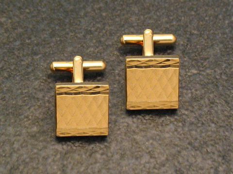 Vergoldete Manschettenknöpfe in klassisch dezent elegantem Design, Hersteller Juwelier Harnisch, goldfarben mit einem strukturierten Muster, ideal für formelle Anlässe.