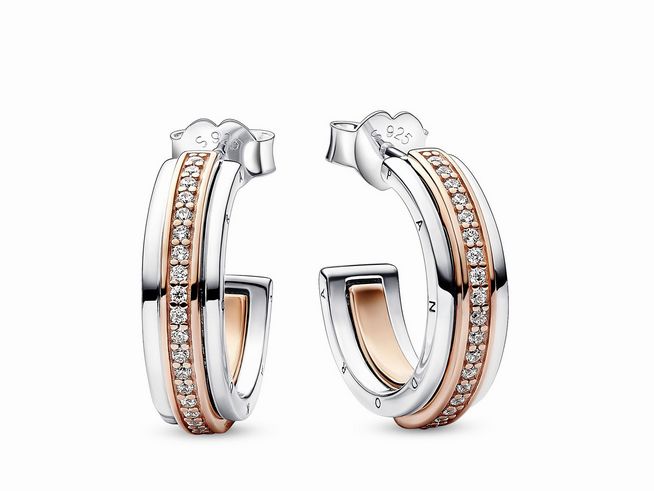 Zwei elegante Bicolor Ohrringe von Pandora, hergestellt aus Sterling Silber mit Roségold Vergoldung und besetzt mit funkelnden Zirkonia-Steinen, ideal für stilvolle Akzente.