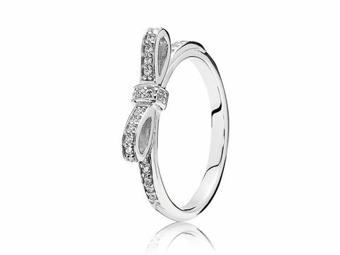 Eleganter Ring von Pandora aus Sterling Silber mit einem Zirkonia besetzten Schleifen-Design, Größe 48/15,5. Ein stilvolles Accessoire für jeden Anlass.