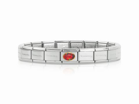 Ein elegantes Armband aus Edelstahl mit einer ovalen, opalroten Mitte. Es gehört zum Starterset Gold von Nomination und zeigt modernes Design und ansprechende Farbdetails.