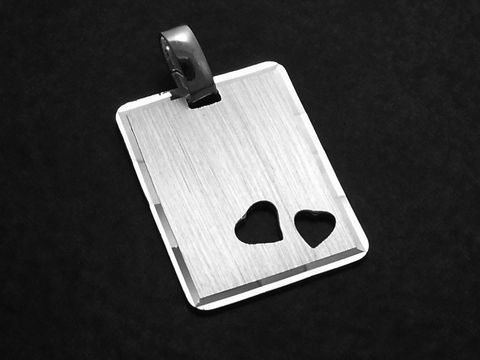 Gravurplatte Anhänger aus mattiertem Sterling Silber in schlichter rechteckiger Form mit zwei kleinen Herzchen als Aussparungen. Hersteller Juwelier Harnisch.