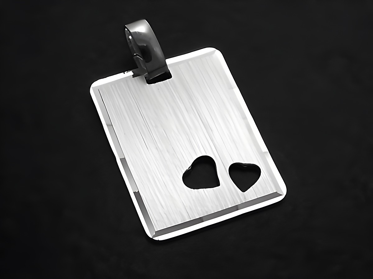 Gravurplatte Anhänger aus mattiertem Sterling Silber in schlichter rechteckiger Form mit zwei kleinen Herzchen als Aussparungen. Hersteller Juwelier Harnisch.