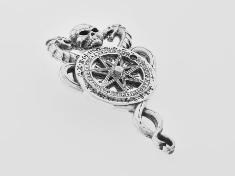 925 Sterling Silber Anhänger in Form eines Hexenkompasses mit einem zentralen Pentagramm und einem kunstvoll gestalteten Totenkopf, gefertigt von Juwelier Harnisch, magisches Design.