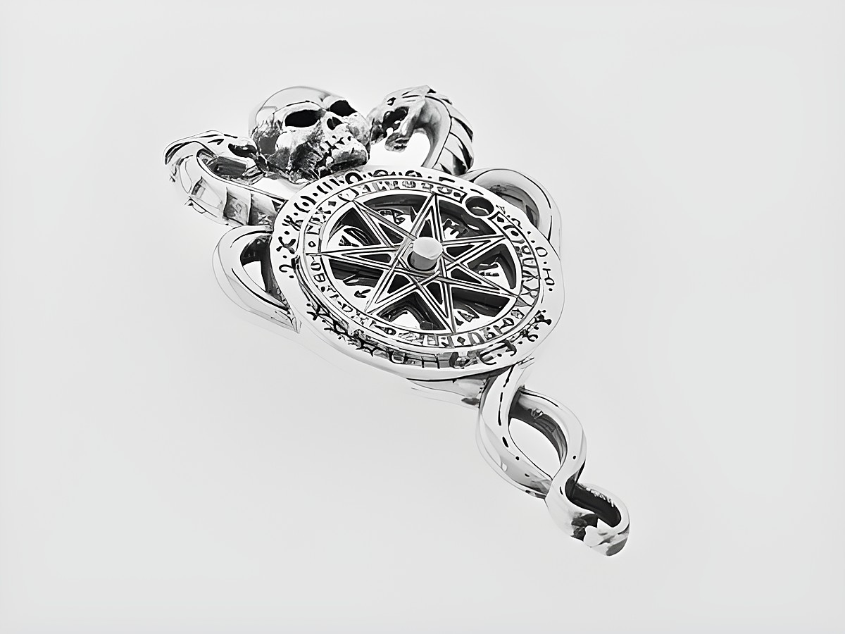 925 Sterling Silber Anhänger in Form eines Hexenkompasses mit einem zentralen Pentagramm und einem kunstvoll gestalteten Totenkopf, gefertigt von Juwelier Harnisch, magisches Design.