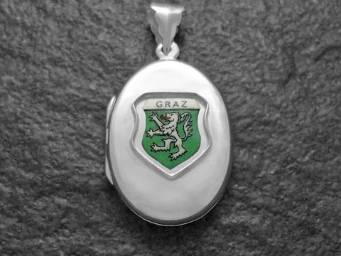 Silbernes Medaillon mit dem Stadtwappen von Graz, zeigt einen grünen Löwen auf einem Schild, umrahmt von einer eleganten Silberfassung, hergestellt von Juwelier Harnisch.
