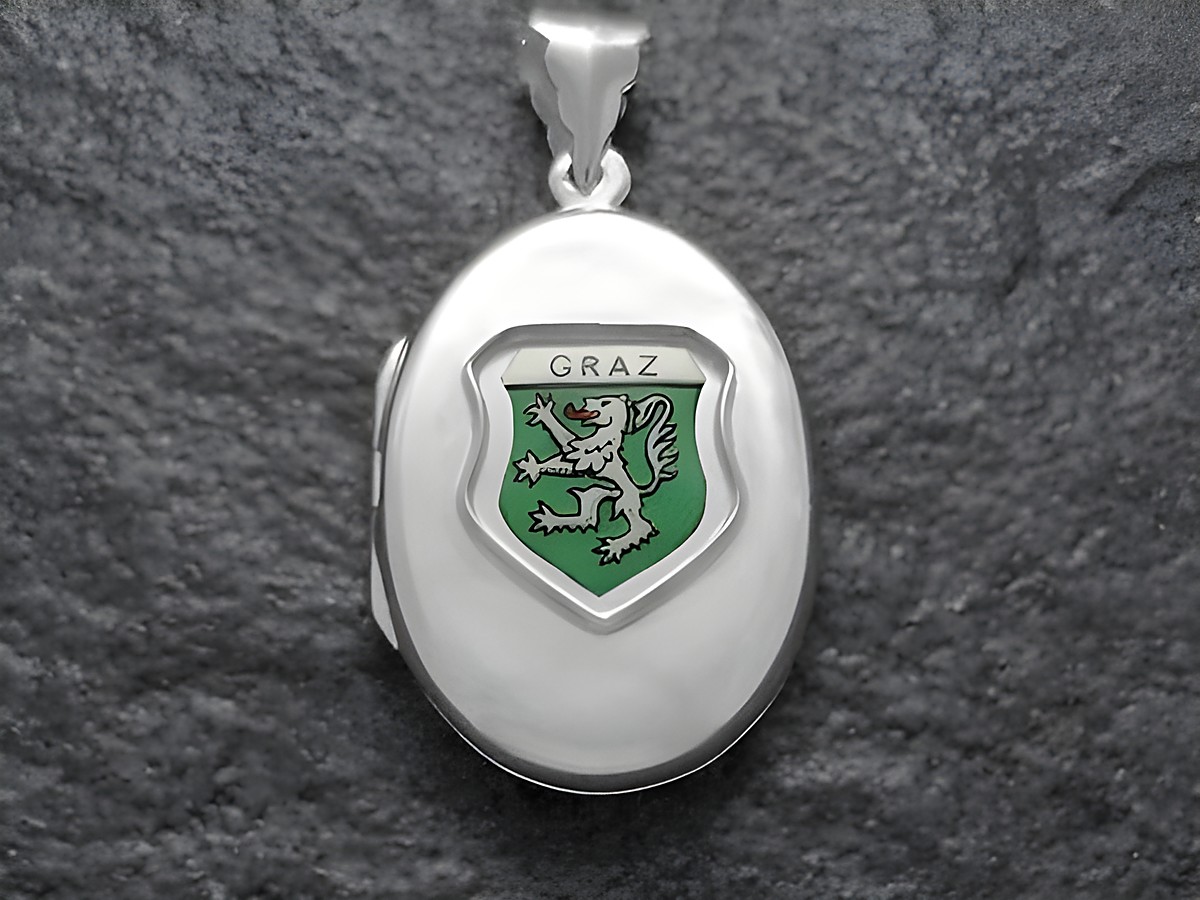 Silbernes Medaillon mit dem Stadtwappen von Graz, zeigt einen grünen Löwen auf einem Schild, umrahmt von einer eleganten Silberfassung, hergestellt von Juwelier Harnisch.