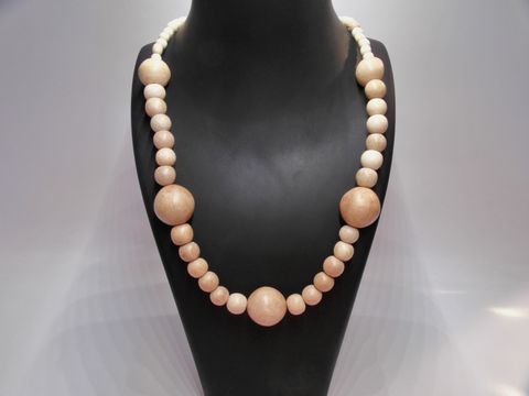 Holzkette aus naturbraunen Kugeln mit einem Durchmesser von 21 mm, 60 cm lang, hergestellt vom Juwelier Harnisch, bietet eine elegante und natürliche Schmuckoption.