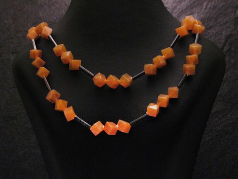 Zweireihige Kette eckige Perlen -NEU- Braun - von Juwelier Harnisch, Perlenketten, präsentiert auf einem eleganten Schmuckständer, ideal für jedes Outfit.