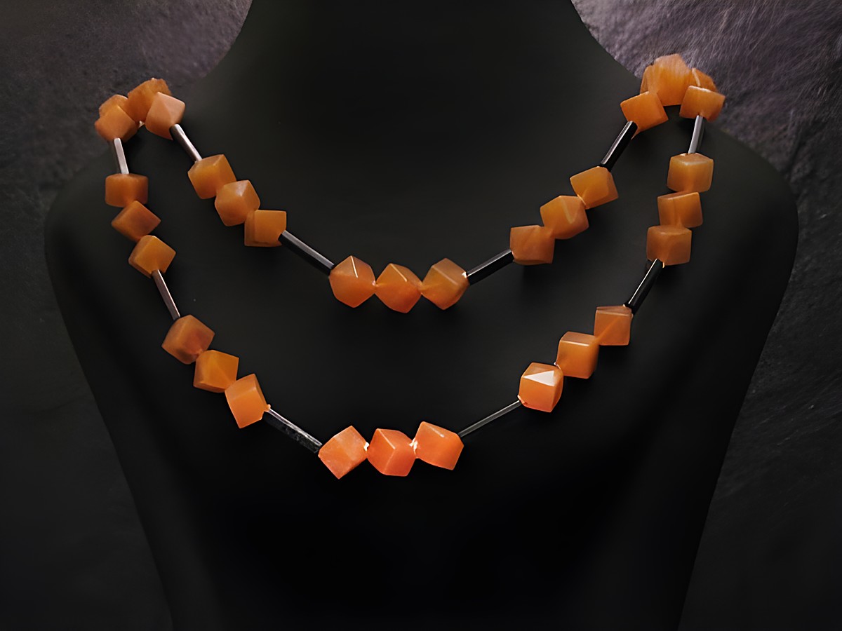 Zweireihige Kette eckige Perlen -NEU- Braun - von Juwelier Harnisch, Perlenketten, präsentiert auf einem eleganten Schmuckständer, ideal für jedes Outfit.