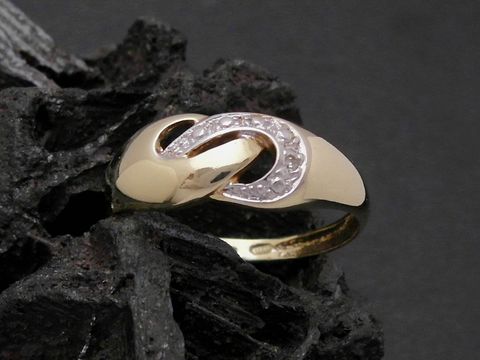 Gold Ring in geheimnisvollem Design aus Gold 333 bicolor, verziert mit Diamanten. Ein eleganter Goldring in Größe 52, Hersteller: Juwelier Harnisch. Ideal bis Größe 52/17.